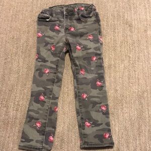 TODDLER GIRL GAP CAMO JEANS WITH ROSES